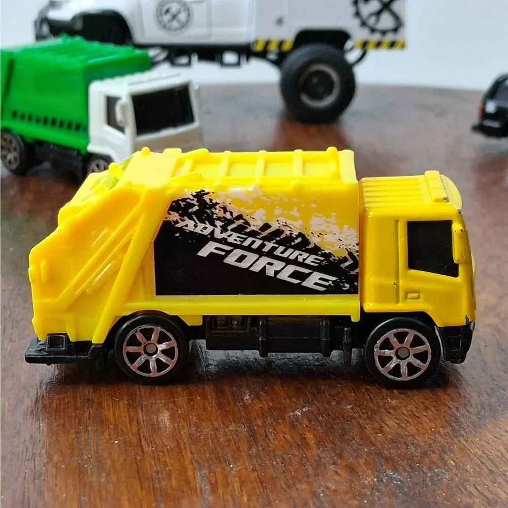 Maisto Diecast 8 Piece Car & Truck‎ Lot Garbage Pickup Trucks